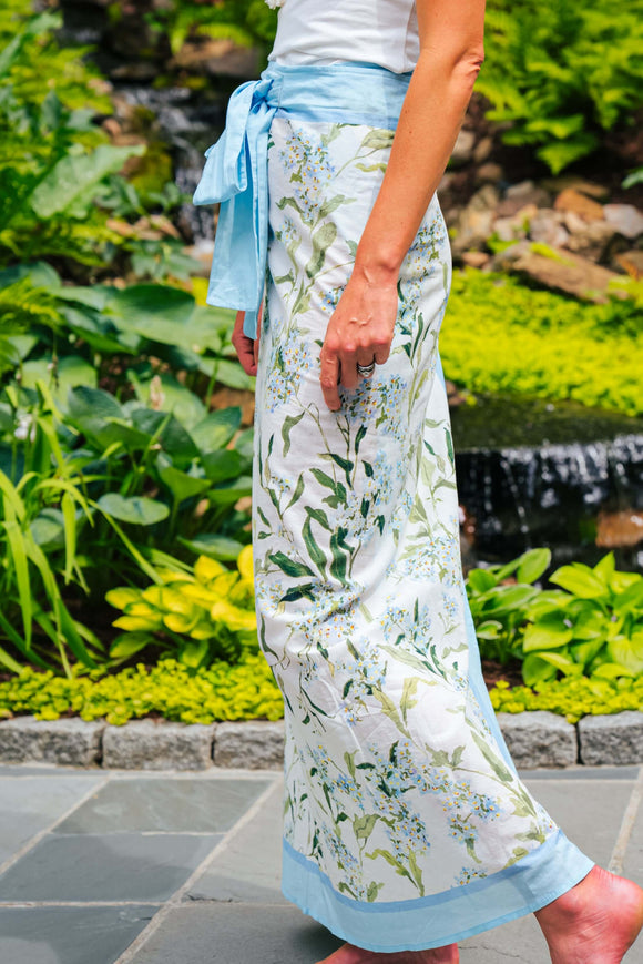 Inslee Claiborne Pareo | From our Inslee Fariss collab, the Claiborne block print sarong pareo features soft blue blooms on cotton voile—light, flattering, and beach-day ready.